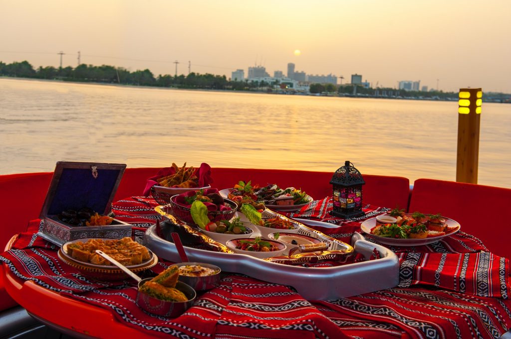 إفطار رمضاني على متن قارب عائم في مطعم BBQ Donut