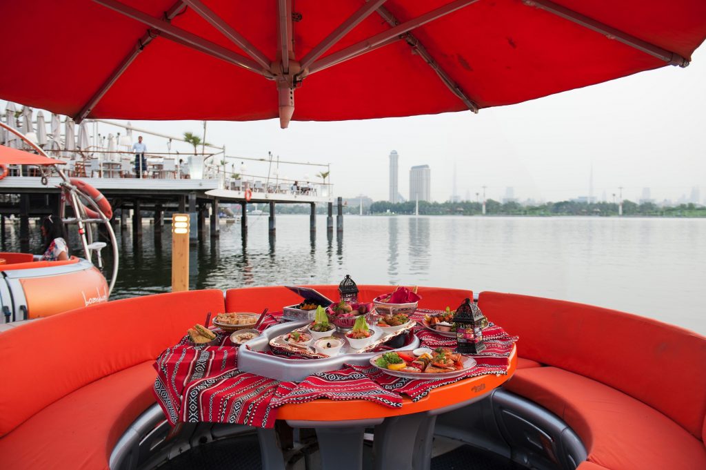 إفطار رمضاني على متن قارب عائم في مطعم BBQ Donut
