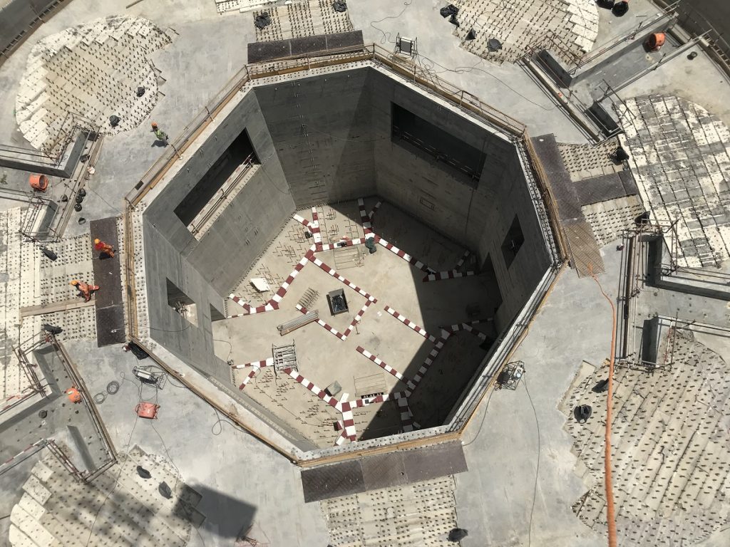 صب الأساسات الخرسانية في برج خور دبي قبل الموعد المحدد
