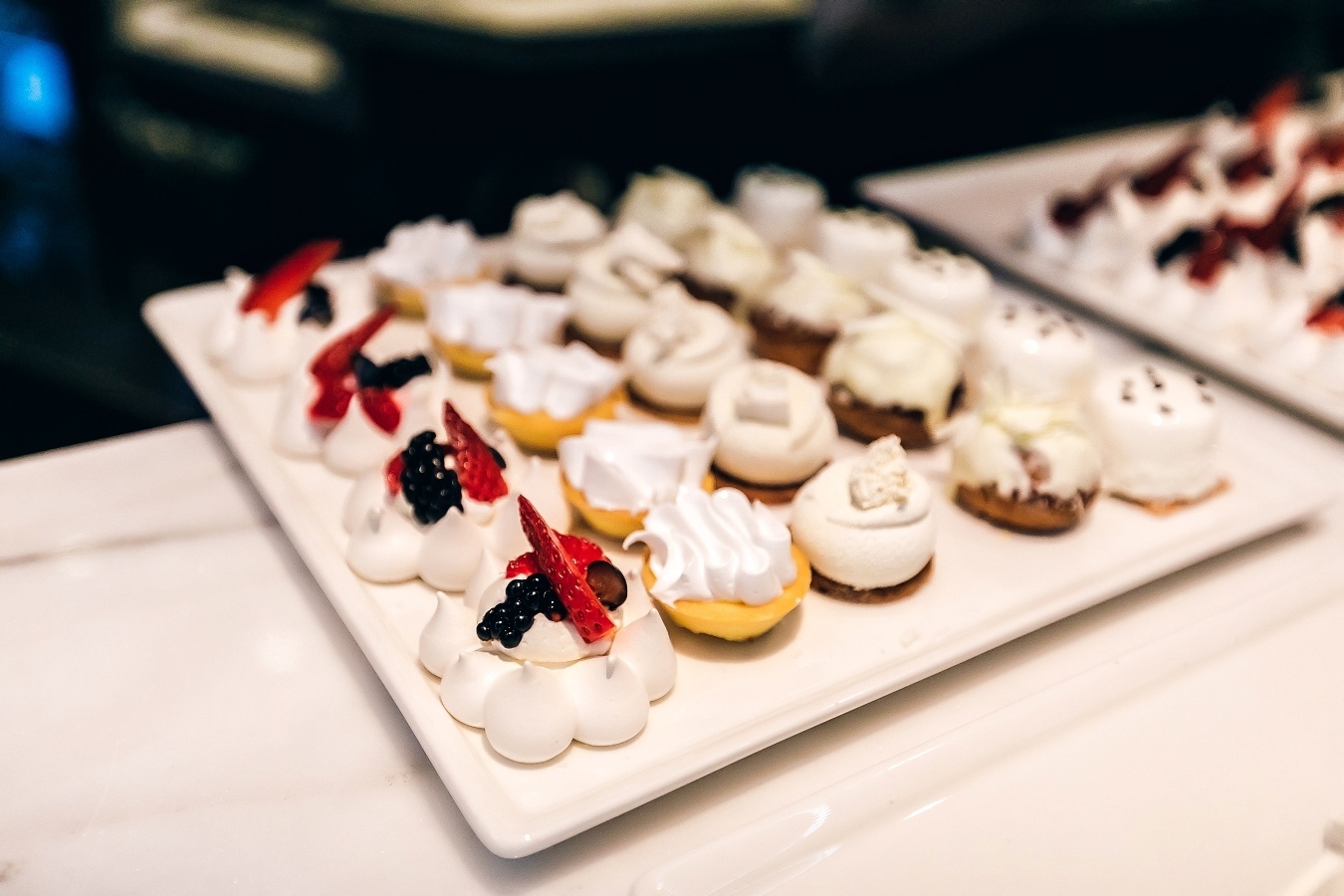 تشكيلة متنوعة من الحلويات الفرنسية في دبي