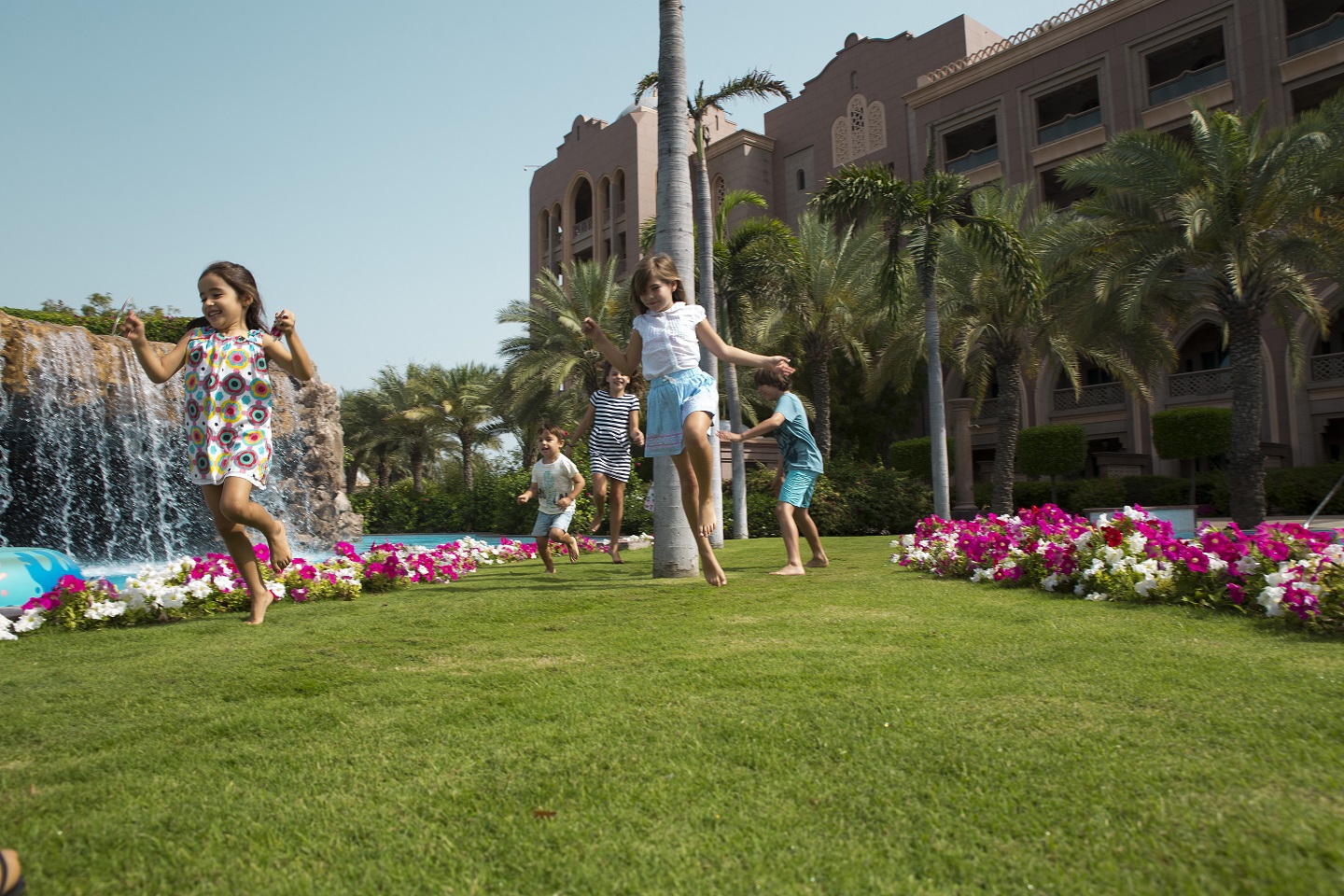 برنامج مخيم الأطفال الصيفي من فندق قصر الإمارات