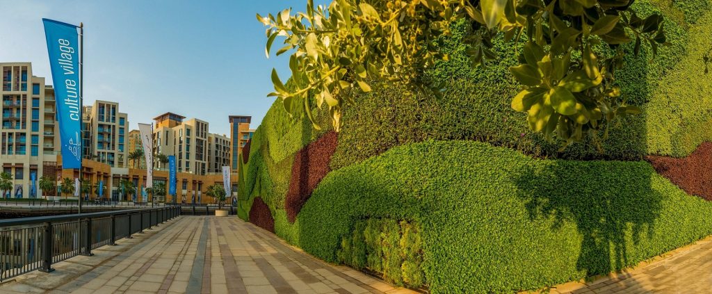 أكبر جدار أخضر بالشرق الأوسط في دبي وورف