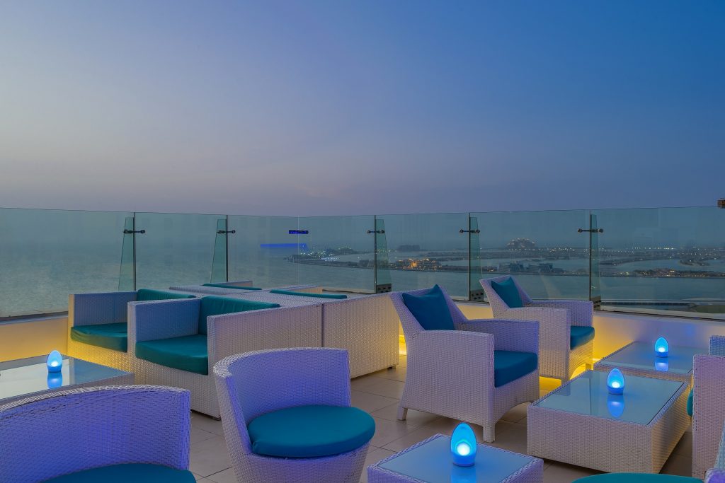 بيور سكاي لاونج في فندق هيلتون دبي الممشى