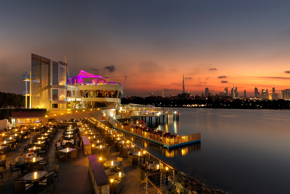 مطعم كيو ديز في نادي خور دبي للجولف واليخوت