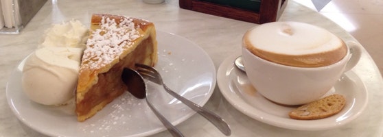 فطيرة التفاح في مقهى دوم Dôme Café