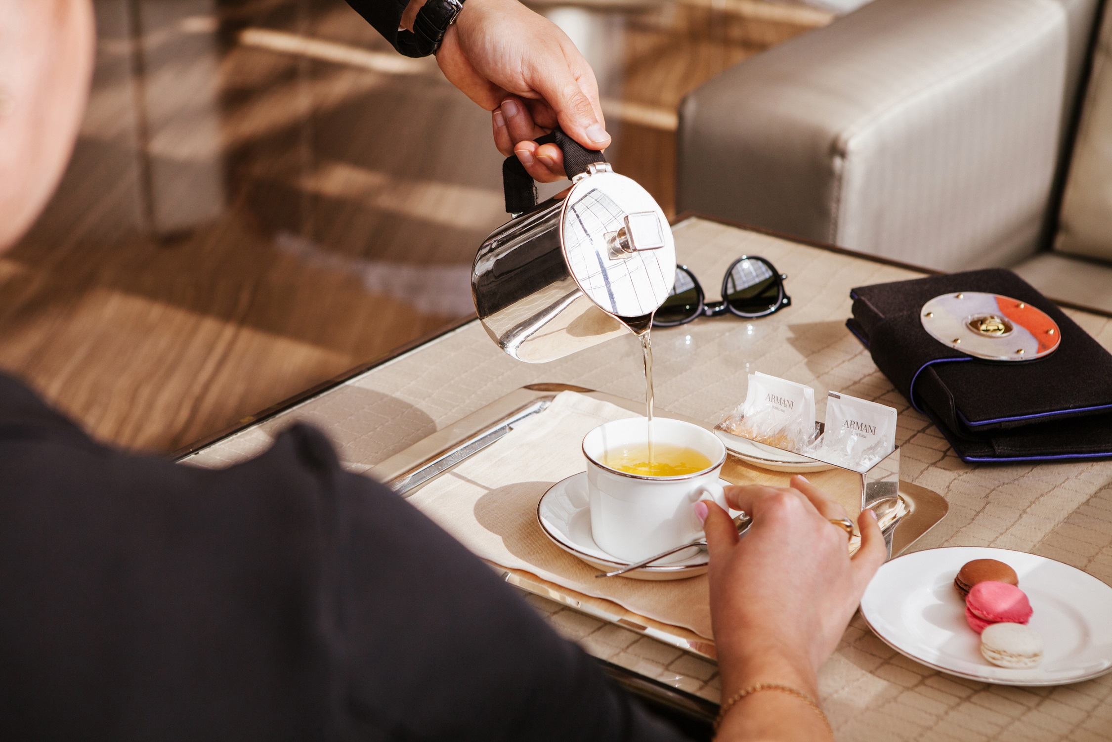 أمسيات الشاي مع الذهب 24 قيراط من أرماني لاونج