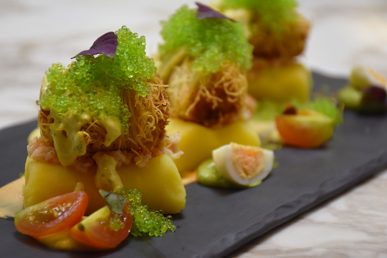 تشكيلة الأطباق البيروفية من مطعم ليمو