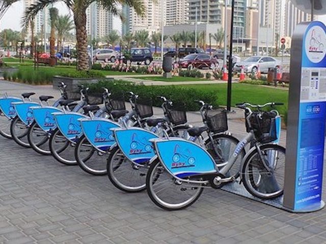 ركوب الدراجة حول مرسى دبي