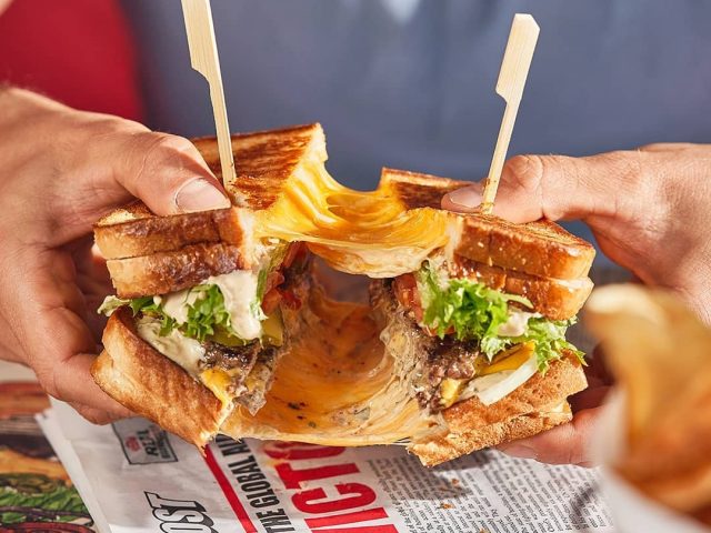 طبق البرجر في Blaze Burgers