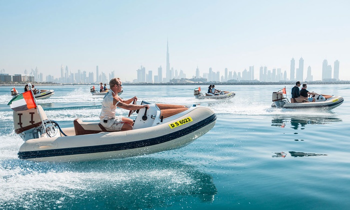 فيديو| تجربة قيادة القارب بنفسك في دبي