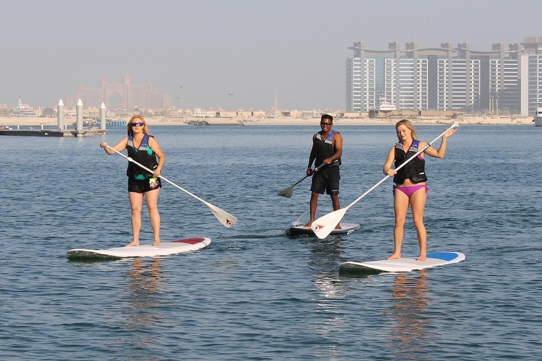 لعبة Pad Stand Paddle Boarding في نادي دبي الدولي للرياضات البحرية DIMC