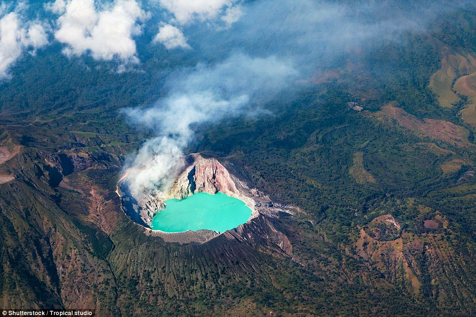 بركان Ijen نشط