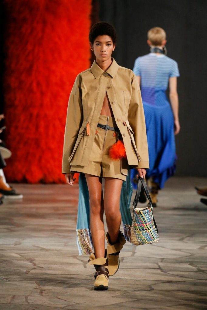 مجموعة الملابس النسائية الجديدة لعلامة LOEWE