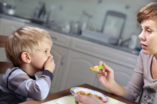 كيف تجعلين طفلك يتناول الطعام الصحي والمتوازن
