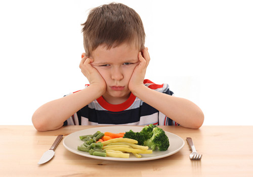 كيف تجعلين طفلك يتناول الطعام الصحي والمتوازن