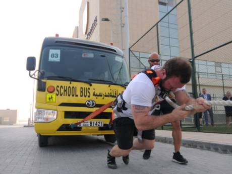شاهد بالفيديو رجل يجر حافلة مدرسية بطلابها في دبي