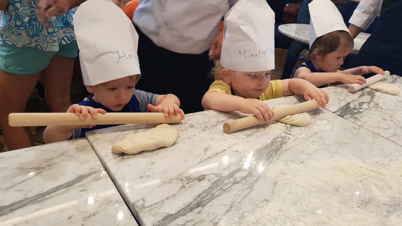 دروس طهي للصغار من سلسة مطاعم كارلوتشيوز في الإمارات