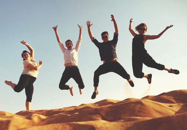 صور تذكارية للقفز Jumping selfie