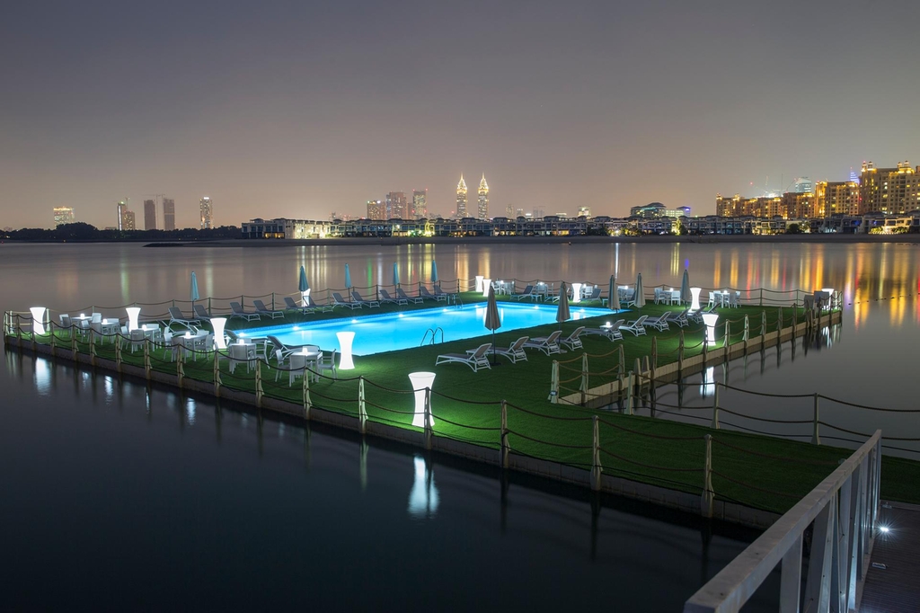 إفتتاح أول حوض سباحة عائم في دبي