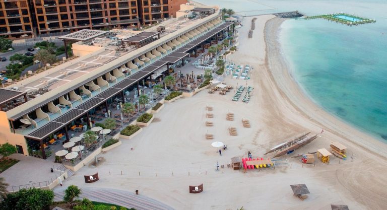 إفتتاح أول حوض سباحة عائم في دبي