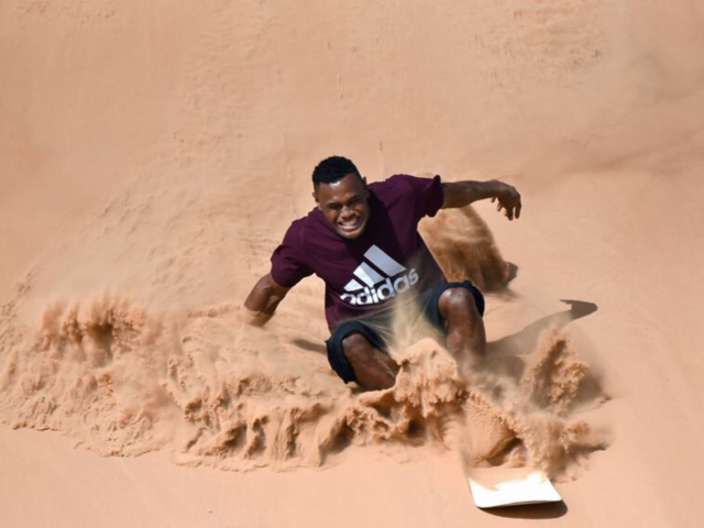صور تذكارية للتزلج على الرمال Sand boarding selfie