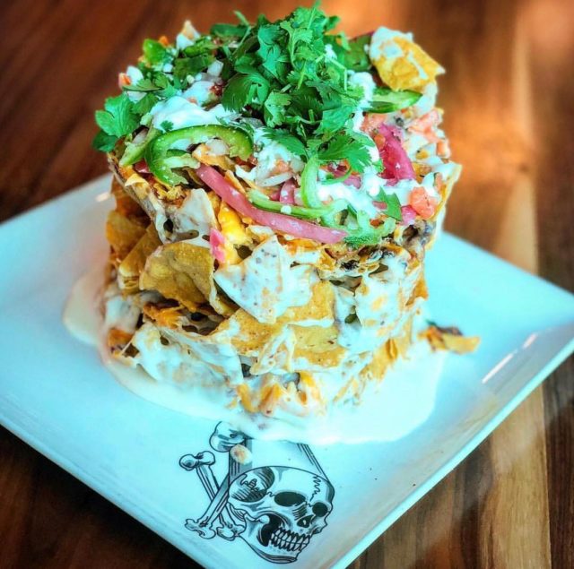 طبق الناتشوز في سينما ريل  Trash can nachos at Guy Fieri’s