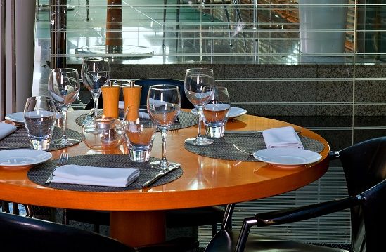 مطعم جلاس هاوس براسيري في فندق هيلتون خور دبي