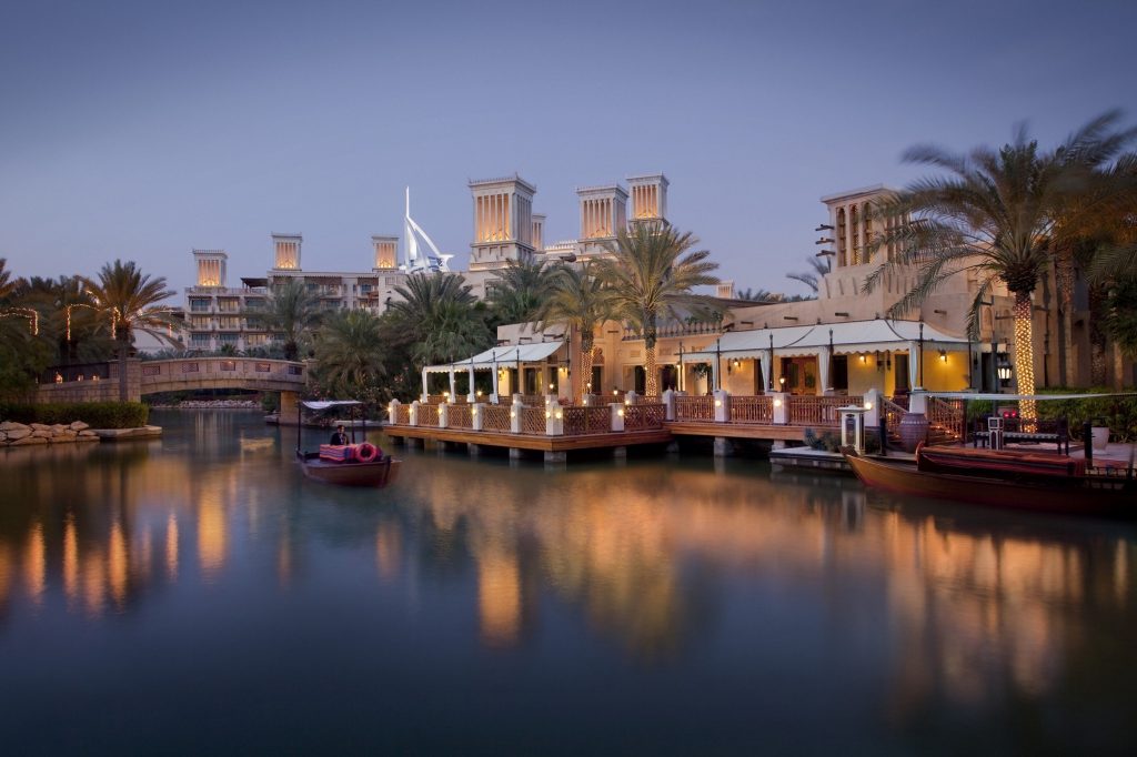 احتفالية مهرجان المصابيح لوي كراثونج من مطعم باي تاي