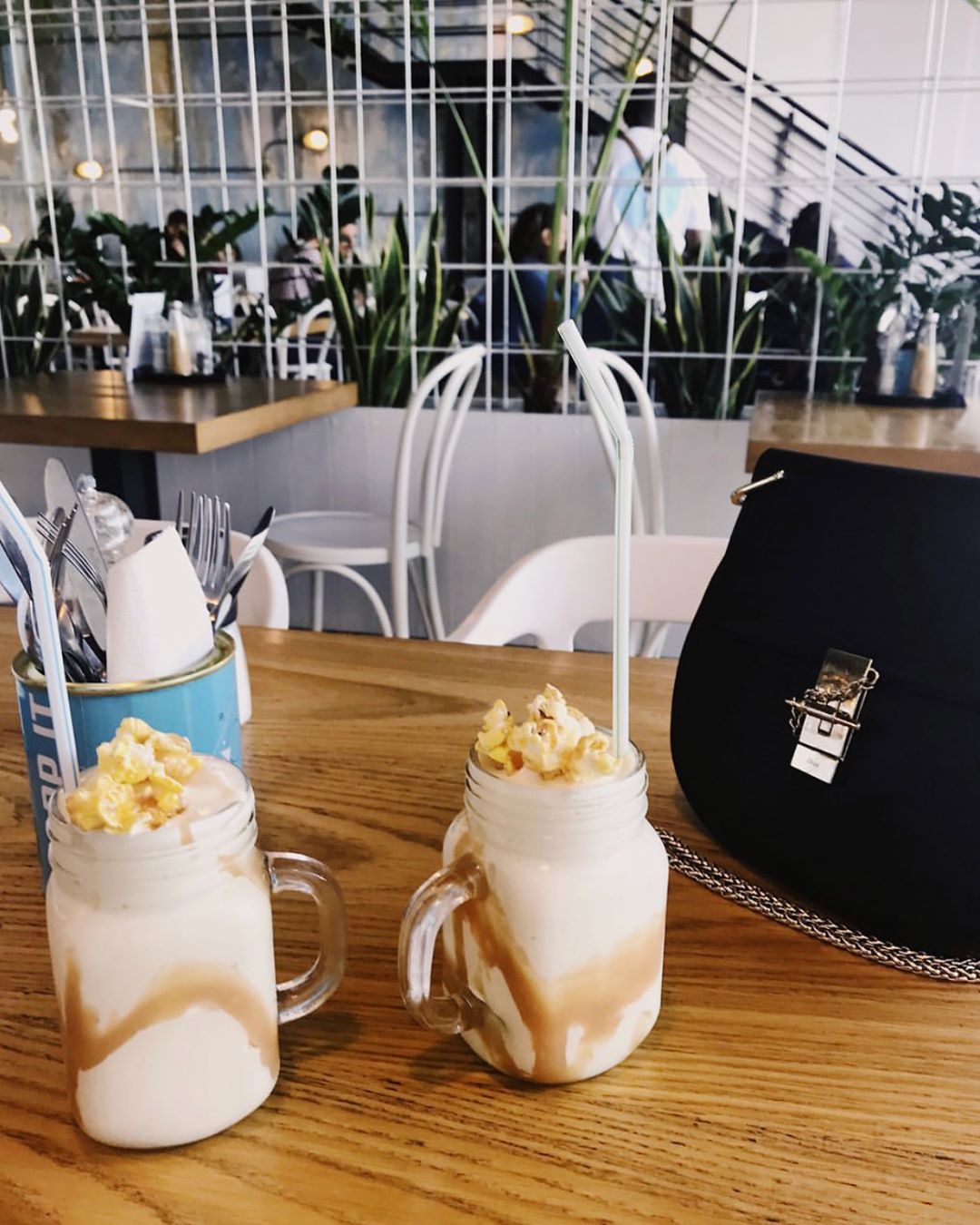 ميلك شاك زبدة الفول السوداني Salted Caramel & Peanut Butter Milkshake