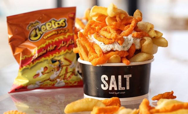طبق البطاطس المقلية الساخنة Flamin ‘Hot Cheetos و شرائح اللحم