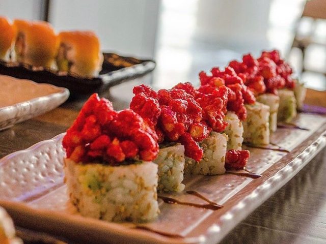 سوشي الشيتوس الحار Flamin’ Hot Cheetos maki rolls
