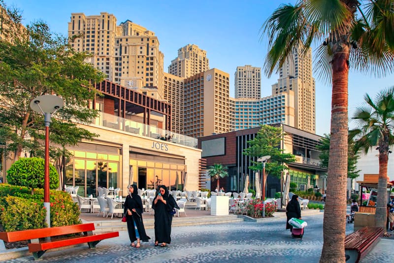 يوجا مجانية عند غروب الشمس على الشاطئ