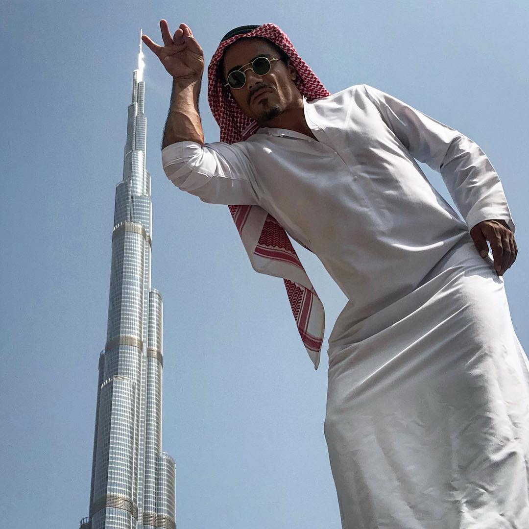 صورة نصرت مع برج خليفة المثيرة للجدل