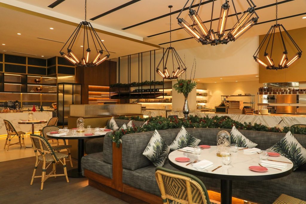 مطعم هيل هاوس براسيري في نادي دبي هيلز للجولف