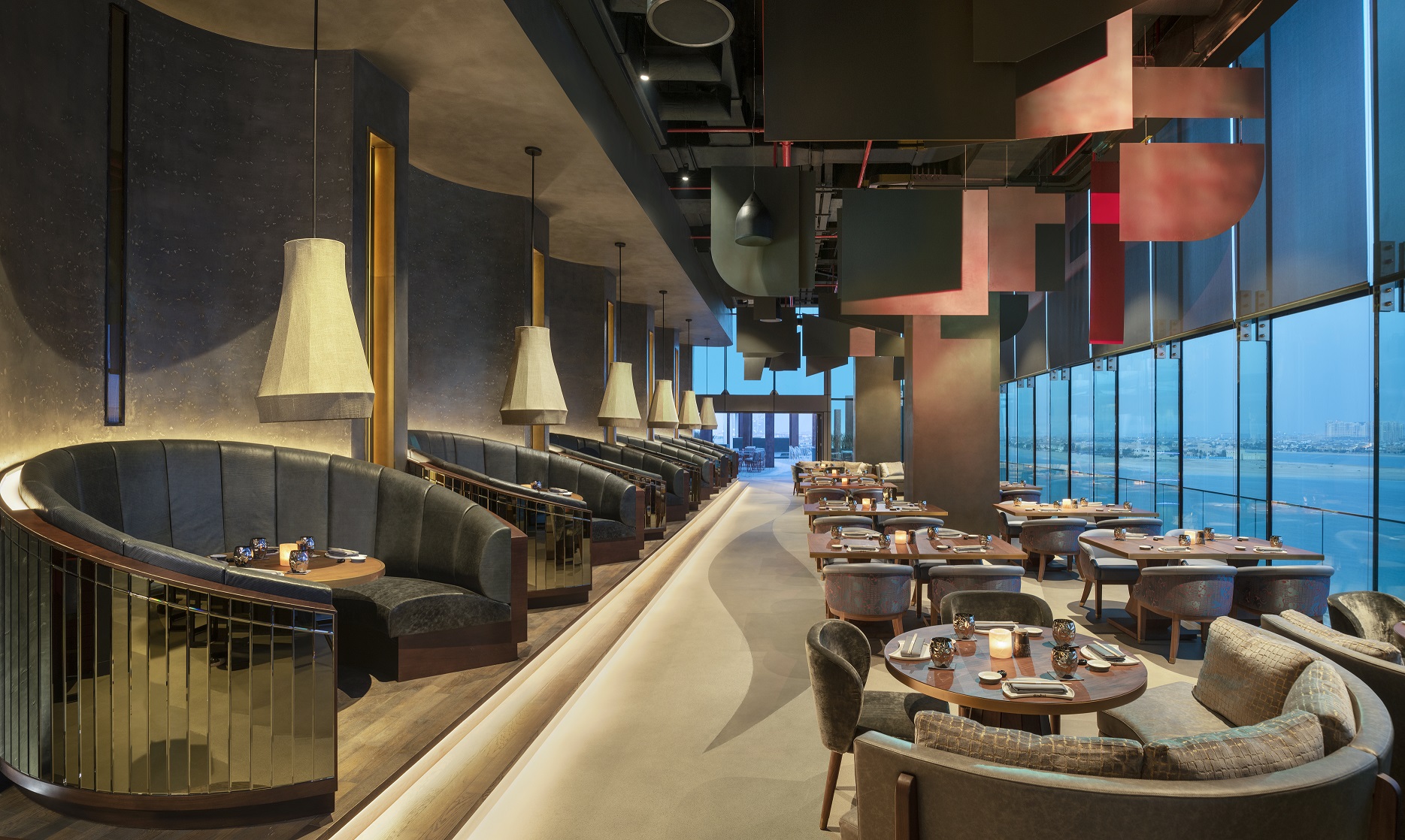 مطعم أكيرا باك في فندق دبليو دبي النخلة