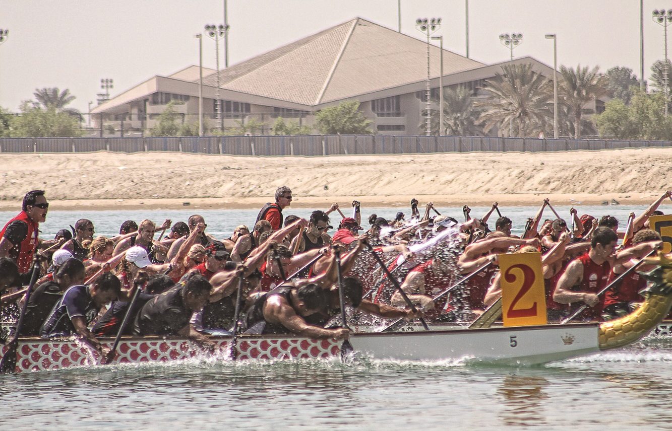 تحدي قوارب التنين في مرسى بلازا الخور