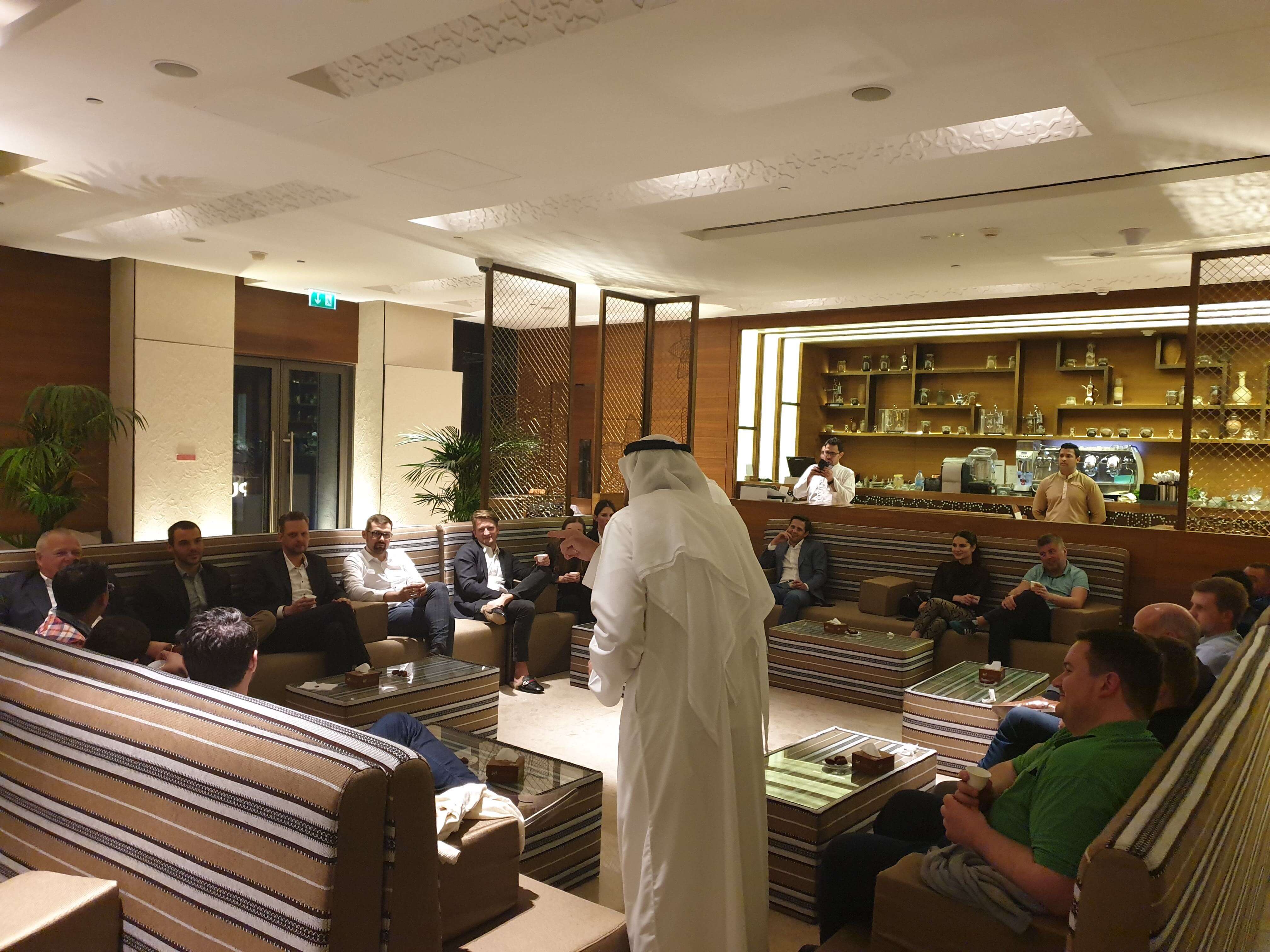 نظرة على المجلس الإماراتي التقليدي في مطعم الرمال السبعة