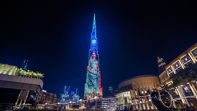 واجهة برج خليفة تتألق بصور و عروض رائعة لشخصيات فيلم علاء الدين