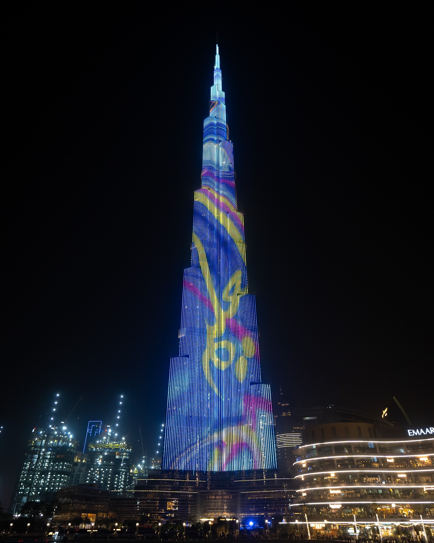 برج خليفة يحتفل بحلول شهر رمضان المبارك على طريقته الخاصة 