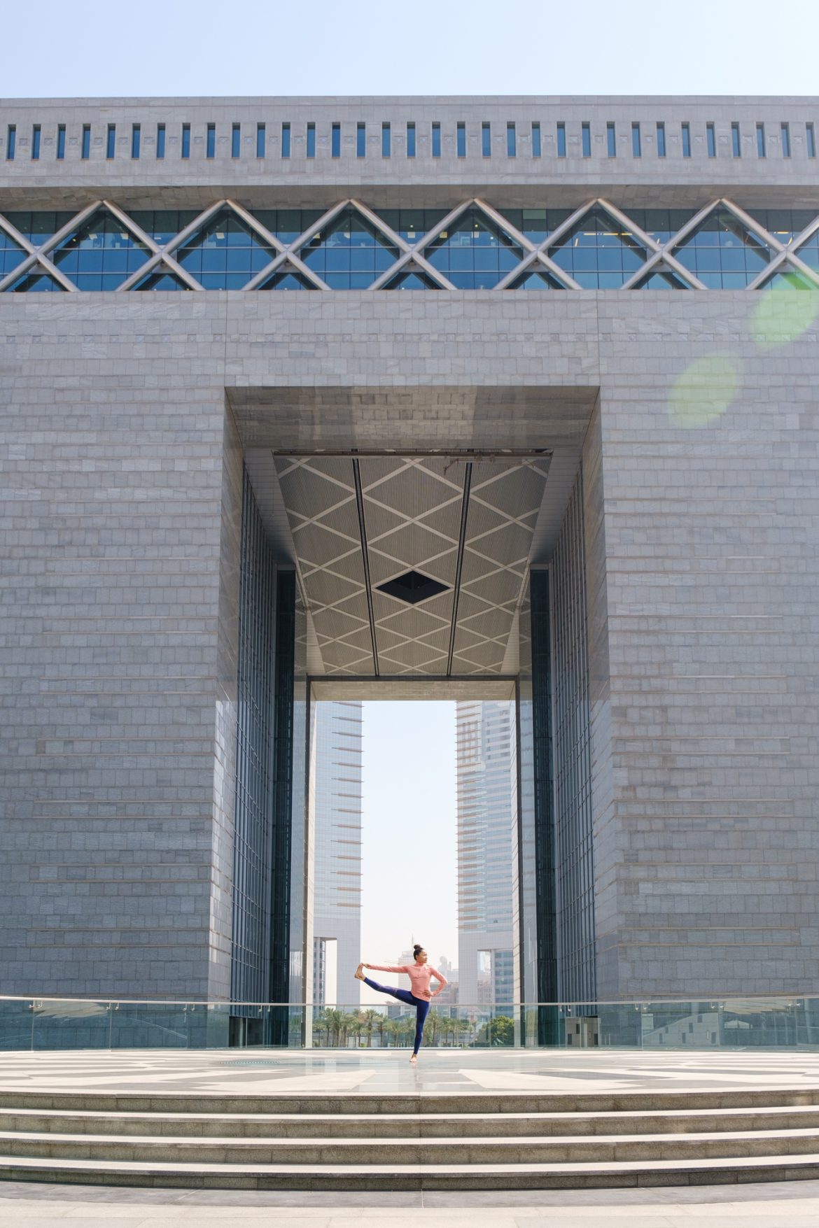 مركز دبي المالي العالمي ينظم جلسة يوغا للتخلص من التوتر والإجهاد