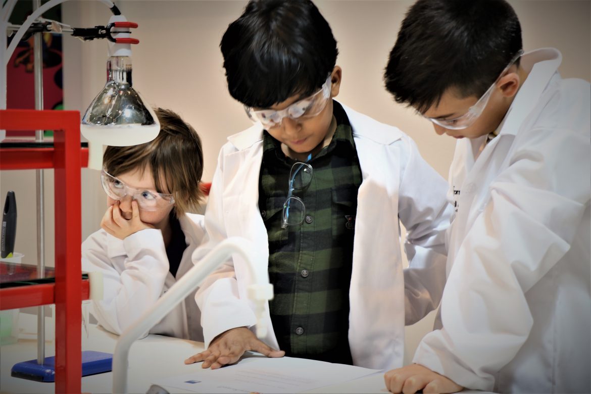 مدينة الطفل دبي تستضيف مختبر علوم فورشرفيلت المستكشف الصغير