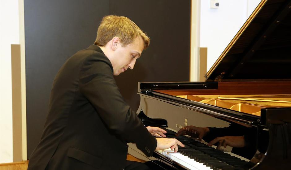 حفل عازف البيانو الألماني فابيان مولر في دبي