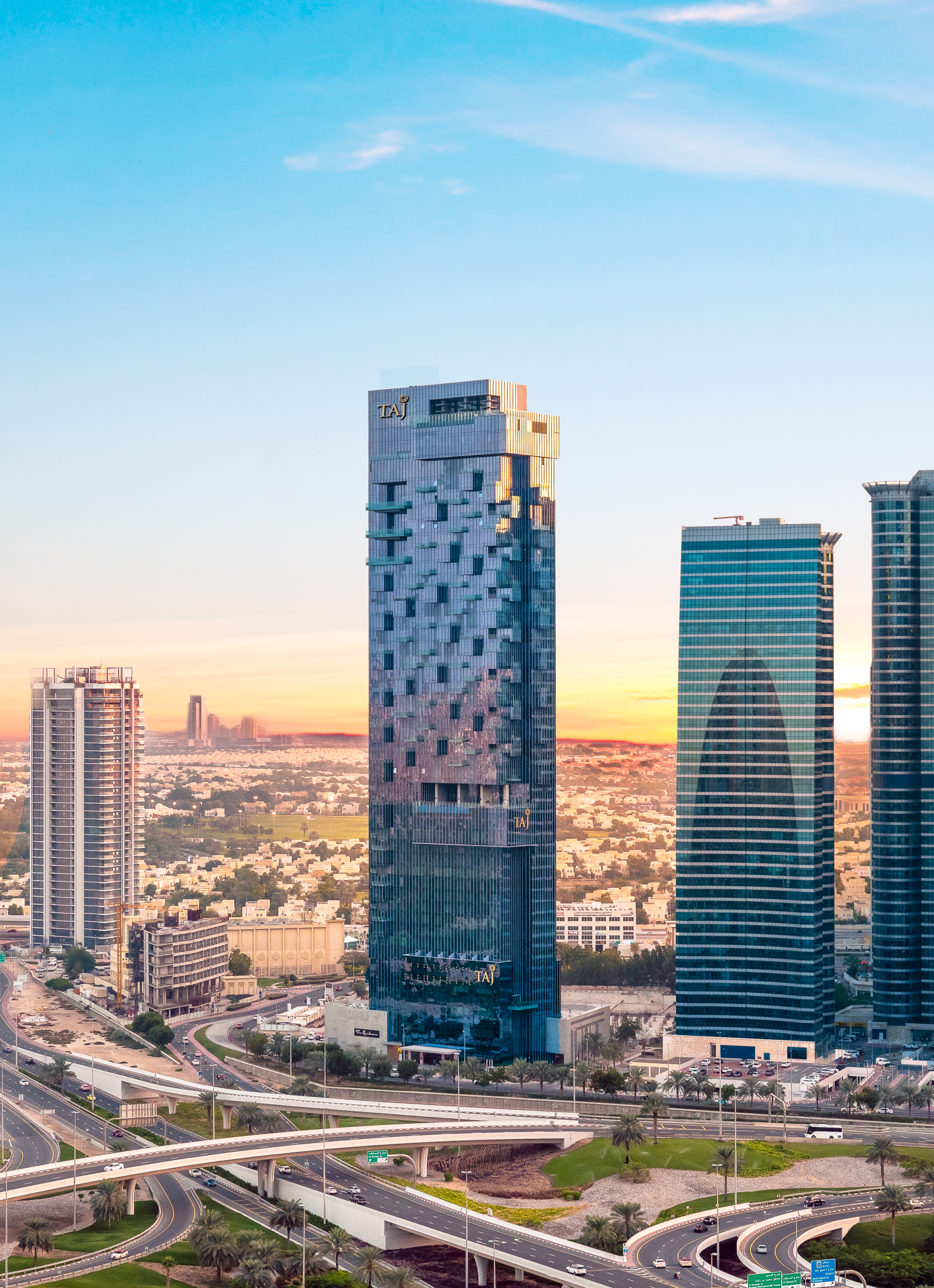 تاج أبراج بحيرات جميرا دبي