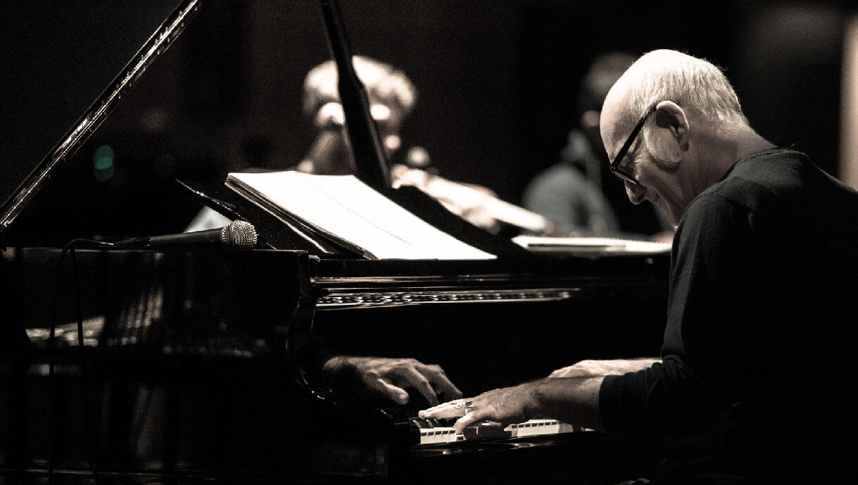 حفل عازف البيانو الإيطالي الشهير لودوفيكو إينودي في دبي خلال فبراير 2020