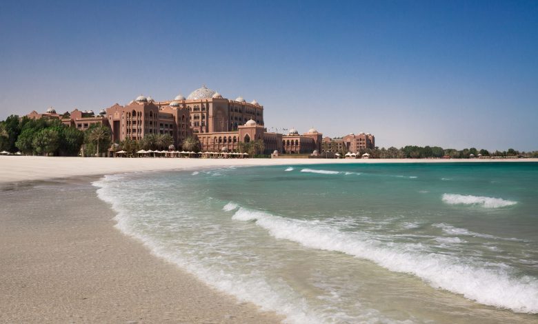 احواض السباحة والبحر الخلاب في قصر الإمارات المكان الأمثل للاسترخاء