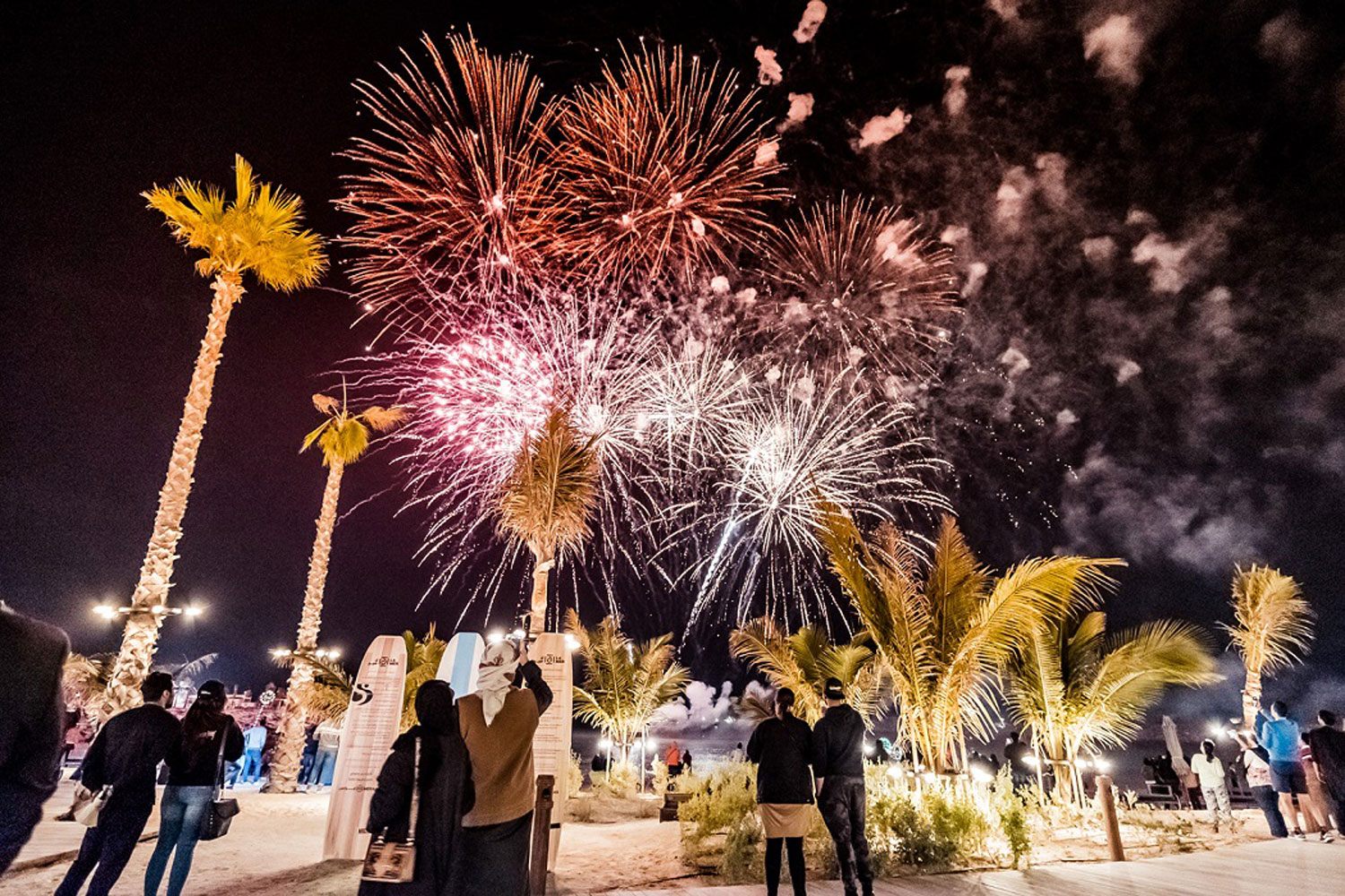 عروض الألعاب النارية ضمن مهرجان دبي للتسوق 2021