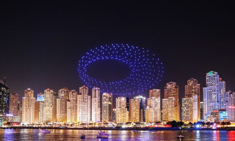 عروض مذهلة لطائرات الدرون الضوئية تذهل السياح و السكان في دبي