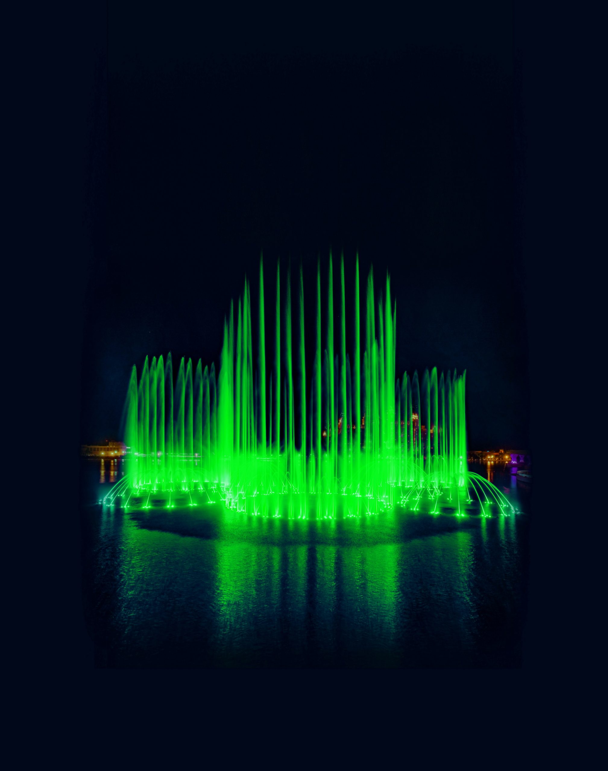 نخلة جميرا تضيء أكبر نافورة في العالم باللون الأخضر احتفالاً باليوم الوطني الأيرلندي (3)
