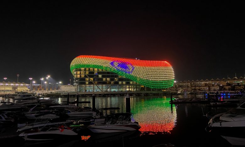 جزيرة ياس تضيئ مبنى فندق دبليو أبوظبي تضامنا مع جمهورية الهند