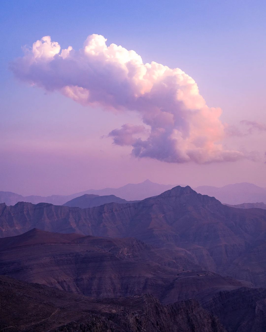 جبل جيس باللون البنفسجي